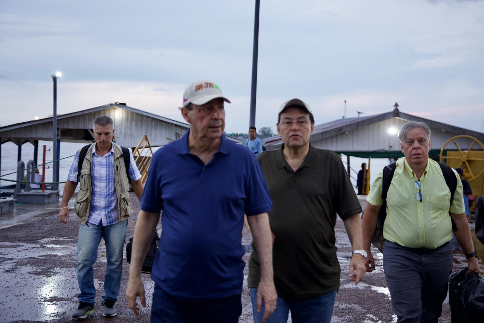 Omar Aziz e Eduardo Braga lideram caravana pela BR-319 para mostrar realidade da rodovia