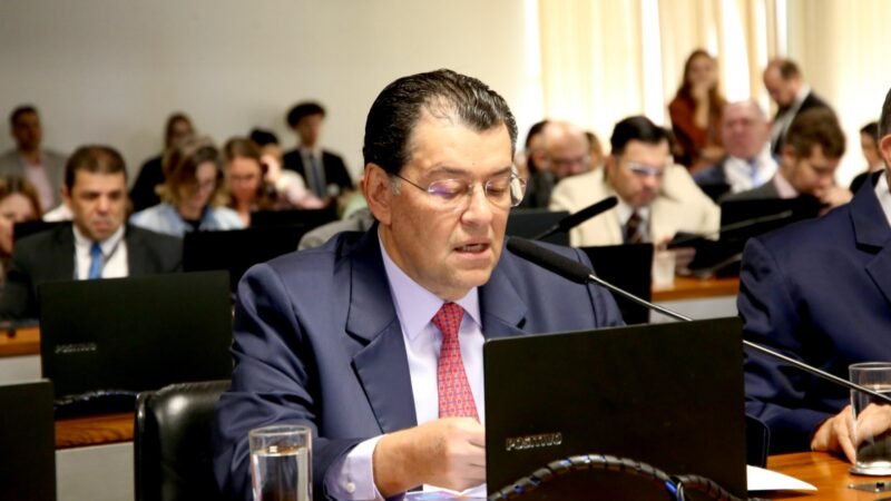 PL relatado por Eduardo Braga garante facilidade para trocar de banco ao receber salário ou aposentadoria