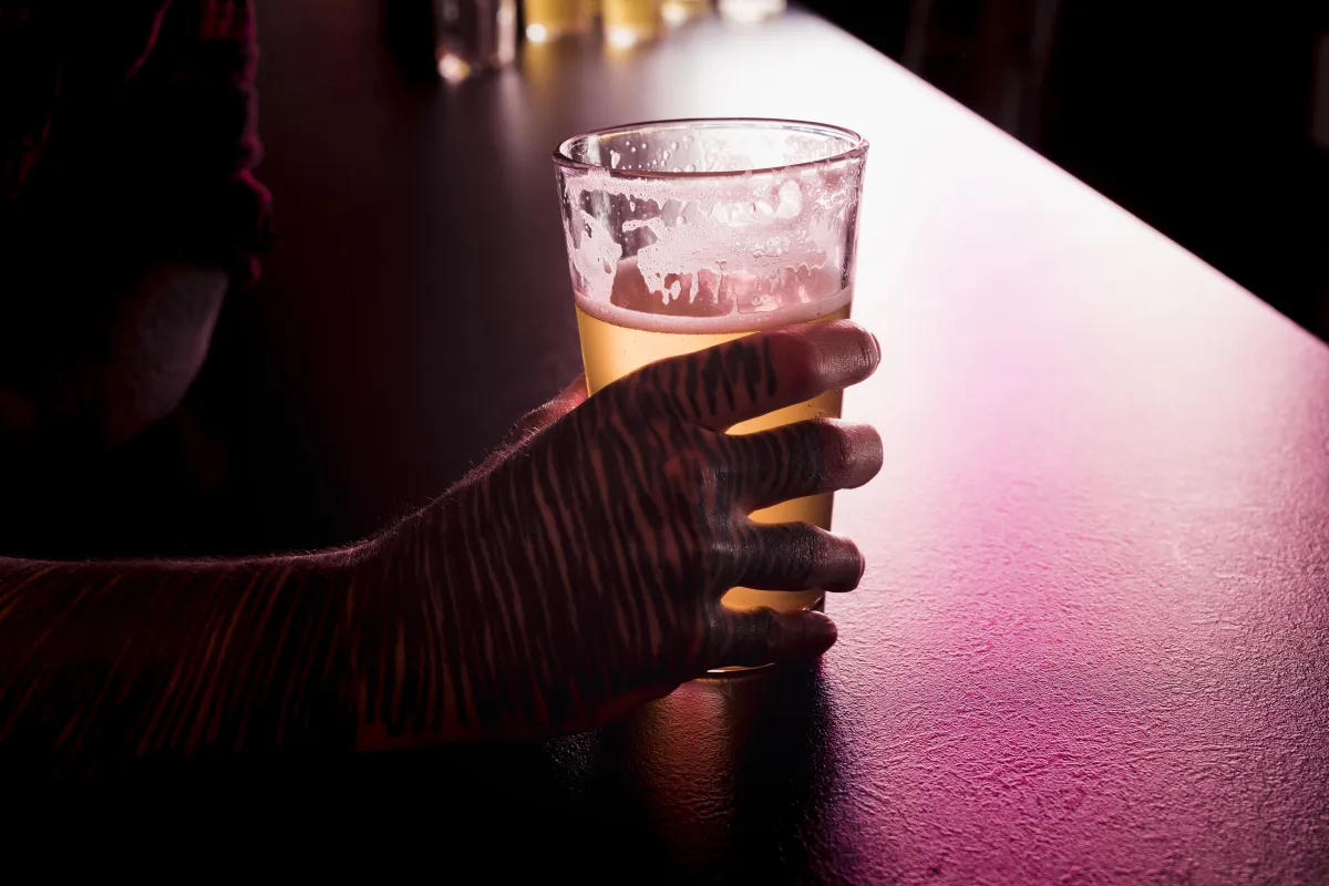 Intoxicação por metanol: entenda sintomas por ingerir químico em bebidas
