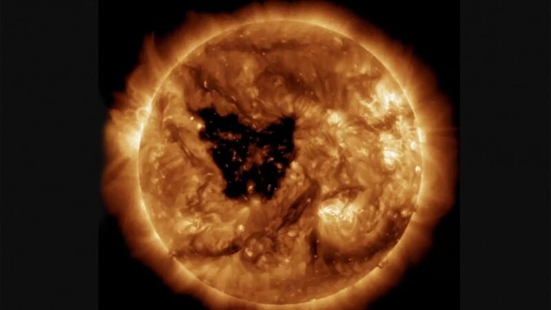 Buraco em forma de borboleta 23 vezes maior que a Terra se abre no Sol